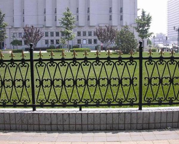 十堰鐵藝護(hù)欄有哪些優(yōu)缺點以及維護(hù)方式呢？